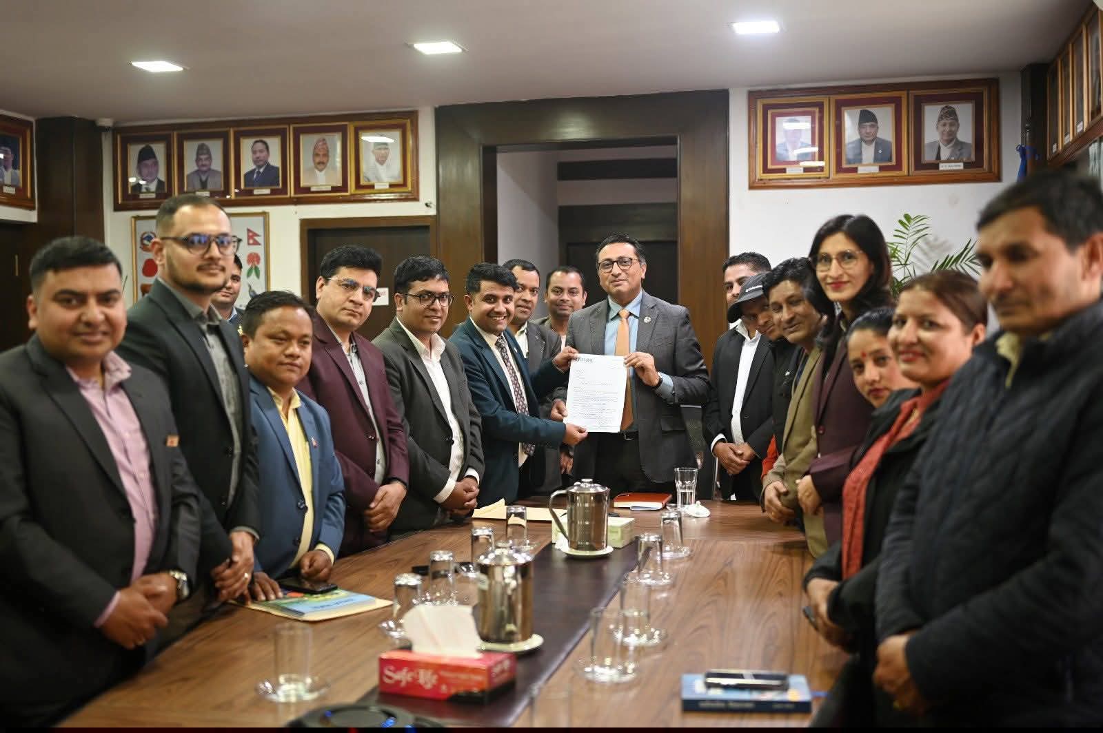 इमानसँग अर्थमन्त्री : सञ्चार क्षेत्रसँग सहकार्य गरेर आर्थिक नीति अघि बढाइने