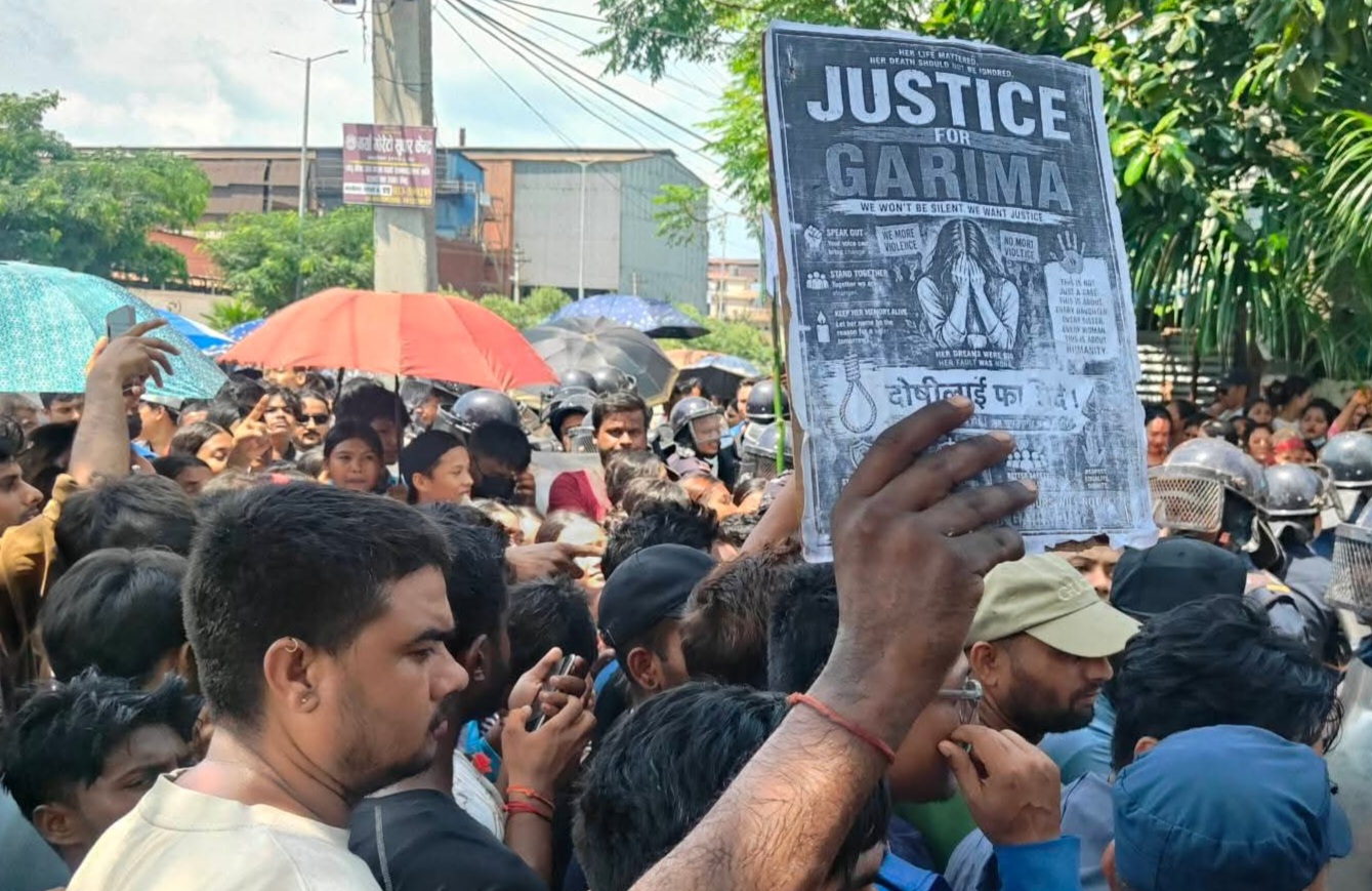 सिमरा घटना : बालिका हत्याको विरोधमा प्रदर्शन उग्र, इलाका प्रहरी कार्यालय घेराउ