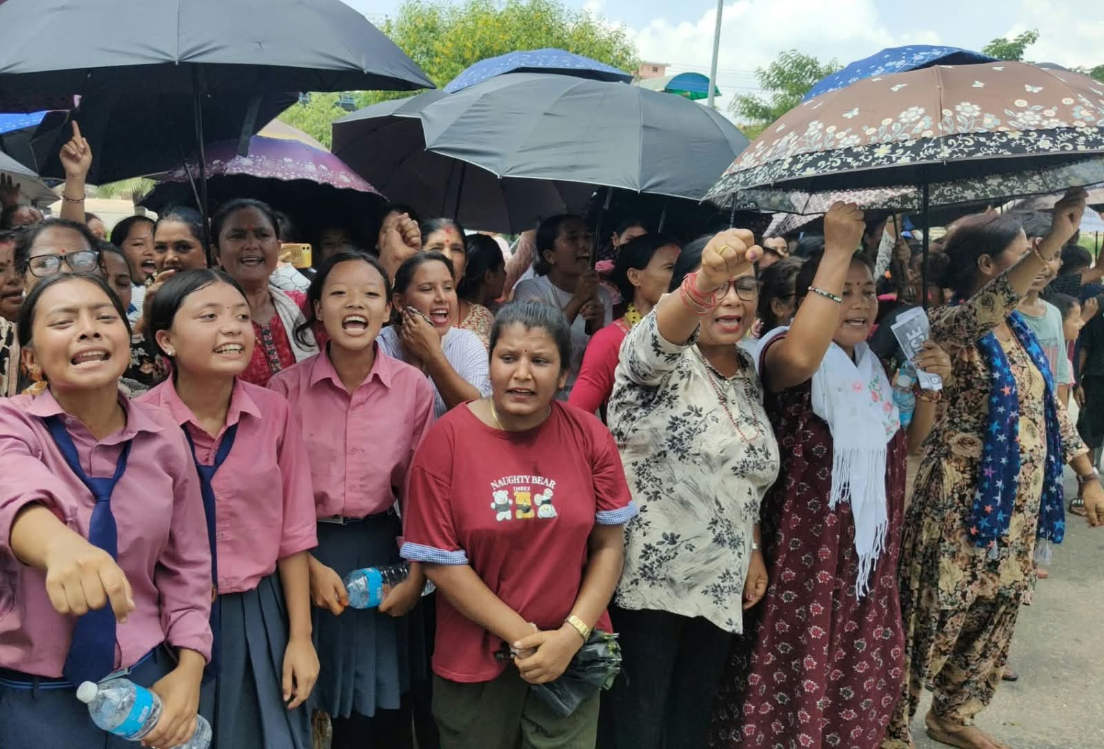 सिमरा घटना : बालिका हत्याको विरोधमा प्रदर्शन उग्र, इलाका प्रहरी कार्यालय घेराउ