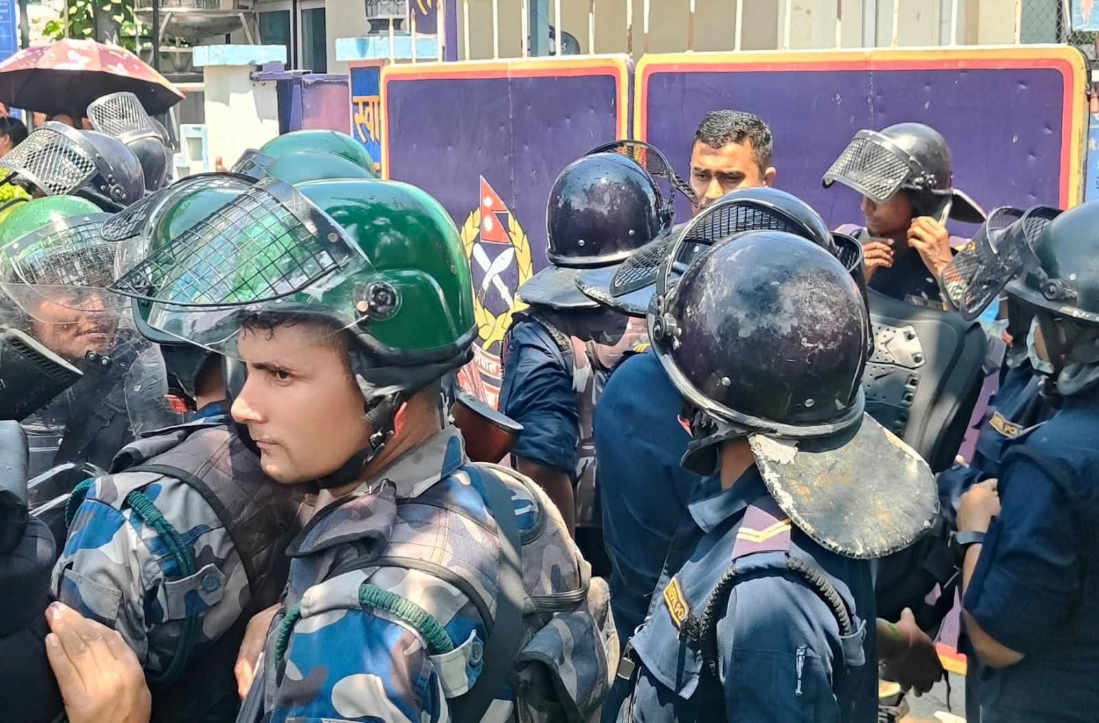 सिमरा घटना : बालिका हत्याको विरोधमा प्रदर्शन उग्र, इलाका प्रहरी कार्यालय घेराउ