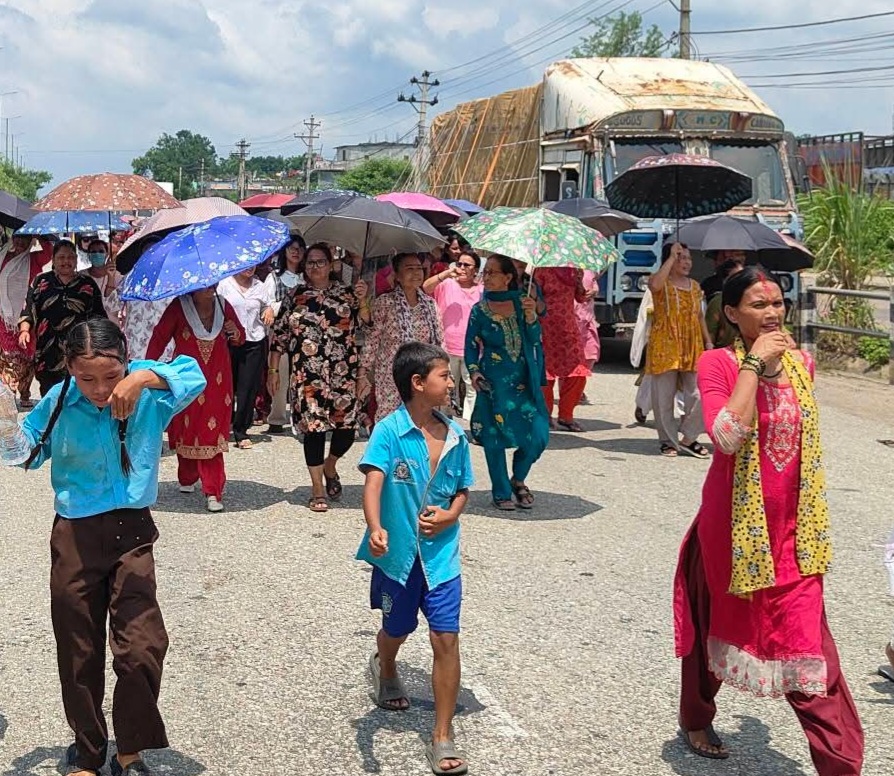 सिमरा घटना : बालिका हत्याको विरोधमा प्रदर्शन उग्र, इलाका प्रहरी कार्यालय घेराउ