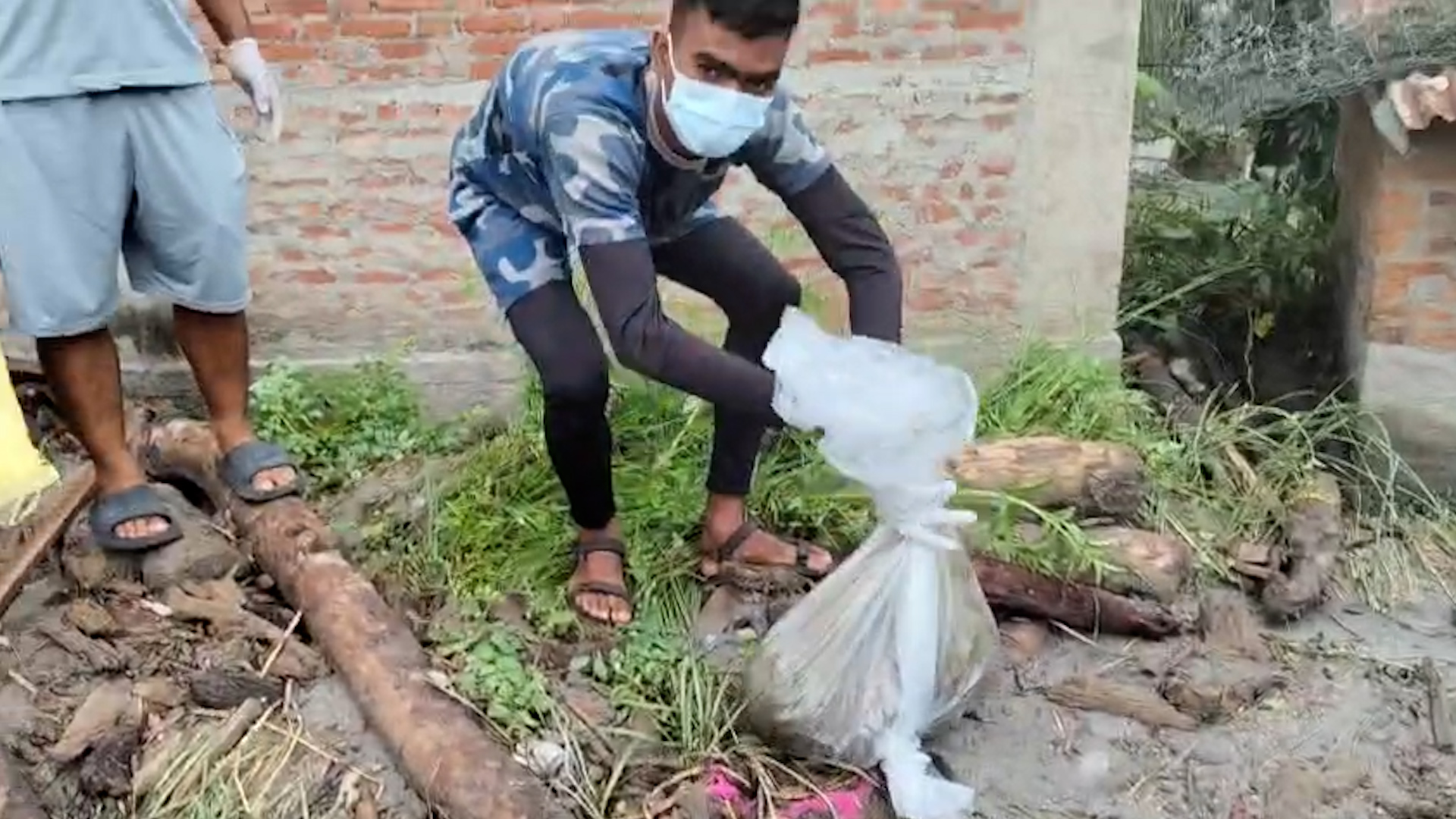 नुवाकोट महादेवफाँटमा शव व्यवस्थापन गर्दै सशस्त्र प्रहरीको टोली
