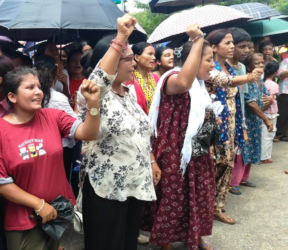 सिमरा घटना : बालिका हत्याको विरोधमा प्रदर्शन उग्र, इलाका प्रहरी कार्यालय घेराउ